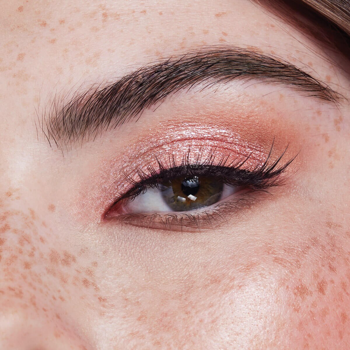 GLISTEN & GLOW LIQUID EYE SHADOW (SOMBRA L&Iacute;QUIDA)